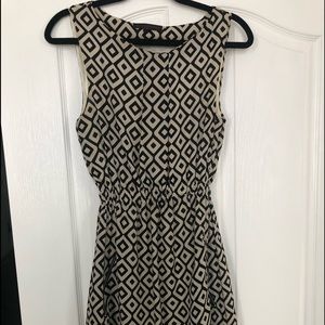 Sleeveless summer dress, cinched at waist, two front usable zippered pockets